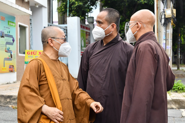 TP.HCM: Trung ương Giáo hội đến thăm các bếp ăn thiện nguyện hỗ trợ tuyến đầu chống dịch, nơi tặng thuốc, oxy miễn phí cho F0