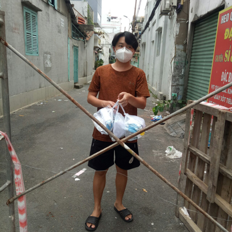 Điều bình thường lại hóa phi thường: Chùa Giác Ngộ hỗ trợ thuốc cho gần 1600 F0 đang điều trị tại nhà