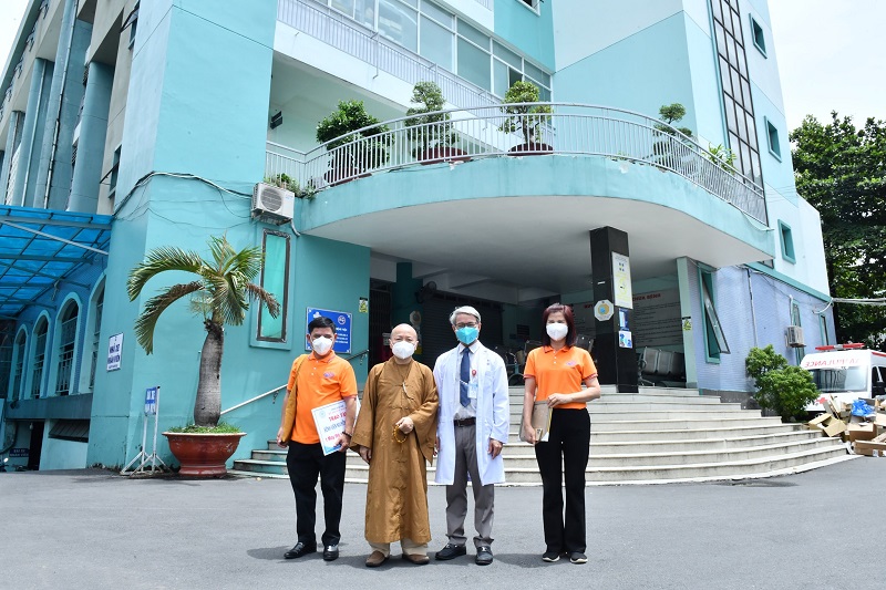 Chùa Giác Ngộ trao tặng máy thở xâm lấn, máy oxy đến Bệnh viện dã chiến số 3 và Bệnh viện Nguyễn Tri Phương