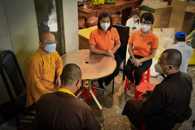 TT. Nhật Từ đến thăm cơ sở làm cơm thiện nguyện Tường Nguyên, hỗ trợ các bệnh viện dã chiến