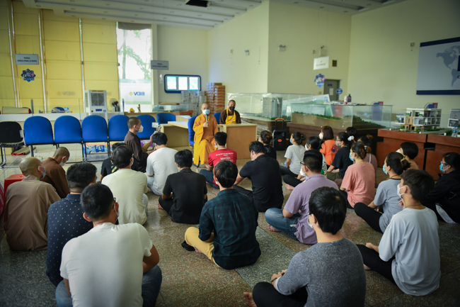 TT. Nhật Từ đến thăm cơ sở làm cơm thiện nguyện Tường Nguyên, hỗ trợ các bệnh viện dã chiến