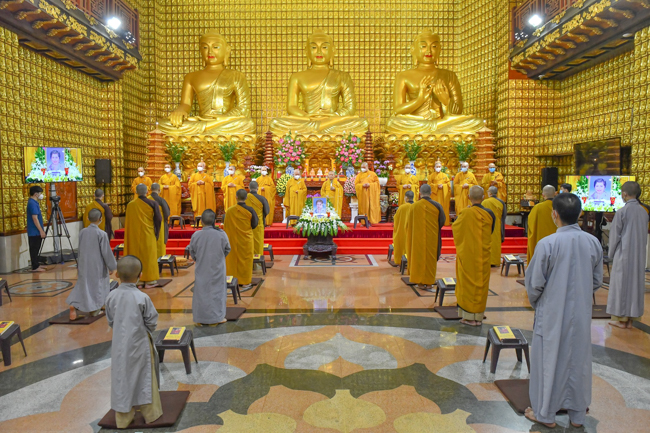 Lễ cầu siêu thân mẫu ca sĩ Ngọc Sơn