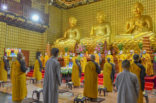Lễ cầu siêu thân mẫu ca sĩ Ngọc Sơn