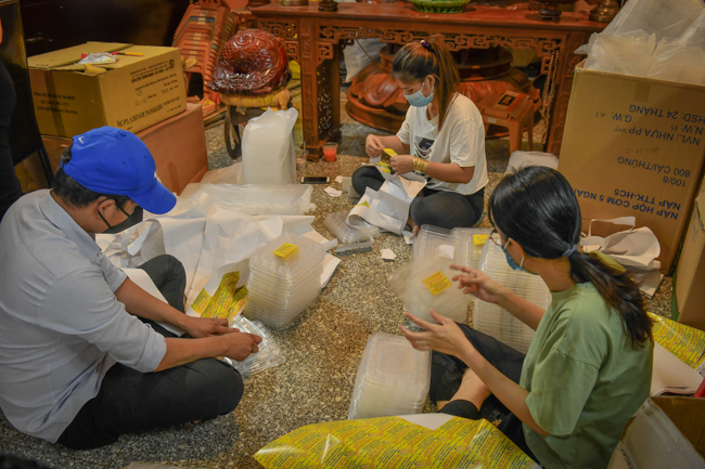 TT. Nhật Từ đến thăm cơ sở làm cơm thiện nguyện Tường Nguyên, hỗ trợ các bệnh viện dã chiến
