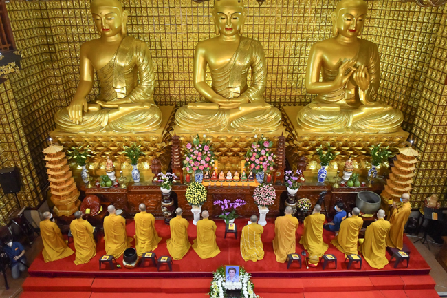 Lễ cầu siêu thân mẫu ca sĩ Ngọc Sơn