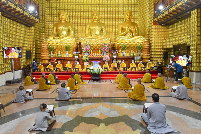 Lễ cầu siêu thân mẫu ca sĩ Ngọc Sơn