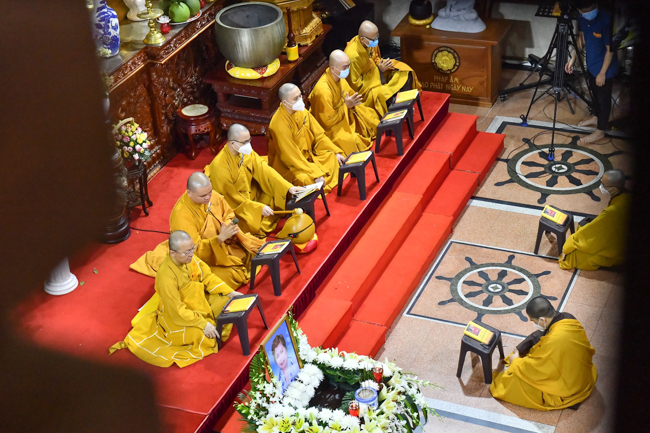 Lễ cầu siêu thân mẫu ca sĩ Ngọc Sơn