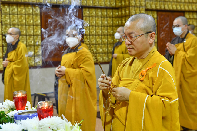Lễ cầu siêu thân mẫu ca sĩ Ngọc Sơn