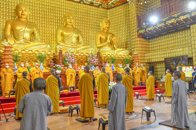 Lễ cầu siêu thân mẫu ca sĩ Ngọc Sơn