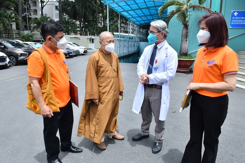 Chùa Giác Ngộ trao tặng máy thở xâm lấn, máy oxy đến Bệnh viện dã chiến số 3 và Bệnh viện Nguyễn Tri Phương