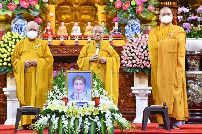 Lễ cầu siêu thân mẫu ca sĩ Ngọc Sơn