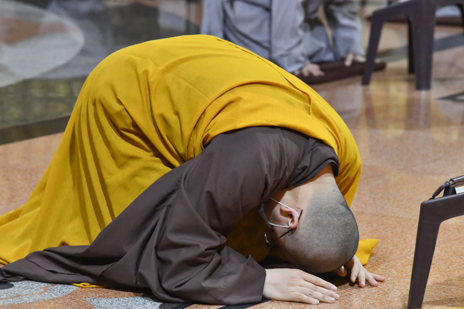 Lễ cầu siêu thân mẫu ca sĩ Ngọc Sơn