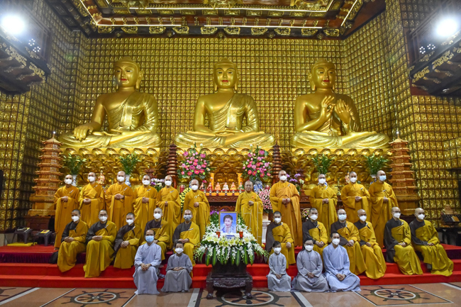 Lễ cầu siêu thân mẫu ca sĩ Ngọc Sơn