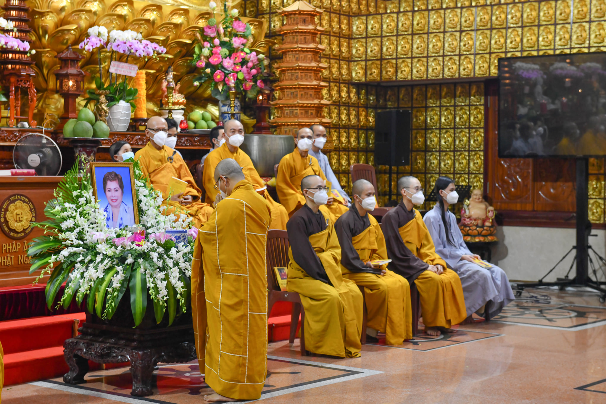 Lễ chung thất Phật tử Chiếu Thọ, thân mẫu ca sĩ Ngọc Sơn