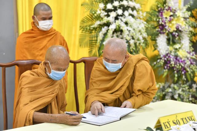 Chùm ảnh: Các phái đoàn đến dâng hương, đảnh lễ Giác linh đức Pháp chủ GHPGVN – Đại lão Hòa thượng Thích Phổ Tuệ tân viên tịch tại trụ sở văn phòng 2 Trung ương GHPGVN