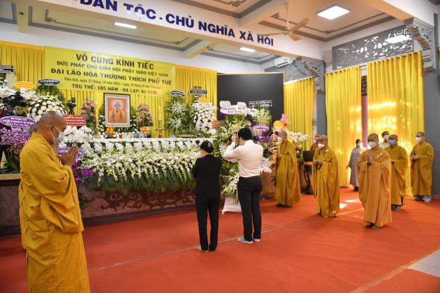 Chùm ảnh: Các phái đoàn đến dâng hương, đảnh lễ Giác linh đức Pháp chủ GHPGVN – Đại lão Hòa thượng Thích Phổ Tuệ tân viên tịch tại trụ sở văn phòng 2 Trung ương GHPGVN