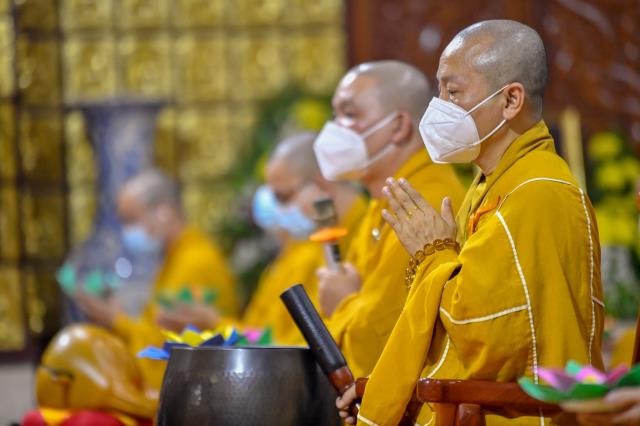 Tăng đoàn và Phật tử chùa Giác Ngộ tiếp tục tụng kinh, tưởng niệm đức Đệ tam Pháp chủ GHPGVN - Đại lão Hòa thượng Thích Phổ Tuệ