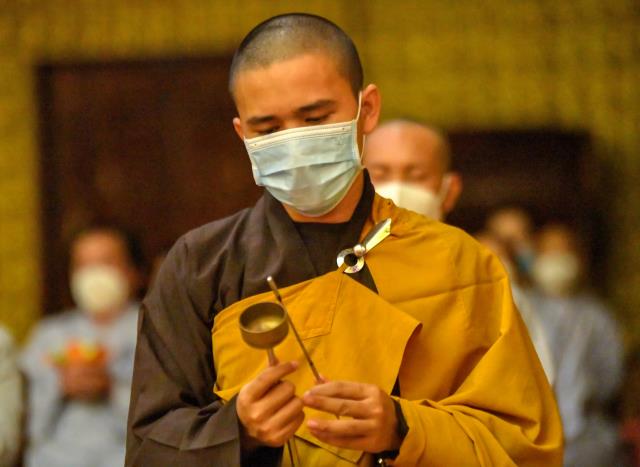 Tăng đoàn và Phật tử chùa Giác Ngộ tiếp tục tụng kinh, tưởng niệm đức Đệ tam Pháp chủ GHPGVN - Đại lão Hòa thượng Thích Phổ Tuệ
