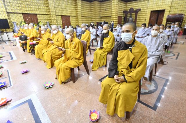 Tăng đoàn và Phật tử chùa Giác Ngộ tiếp tục tụng kinh, tưởng niệm đức Đệ tam Pháp chủ GHPGVN - Đại lão Hòa thượng Thích Phổ Tuệ