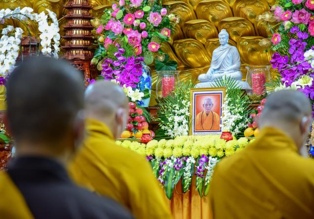 Hướng về Tổ đình Viên Minh, nơi kim quan đức Đệ tam Pháp chủ GHPGVN - Đại lão Hòa thượng Thích Phổ Tuệ chuẩn bị nhập Bảo tháp, Tăng đoàn chùa Giác Ngộ tụng kinh, niệm Phật, nhất tâm đảnh lễ