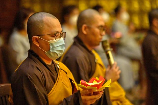 Tăng đoàn và Phật tử chùa Giác Ngộ tiếp tục tụng kinh, tưởng niệm đức Đệ tam Pháp chủ GHPGVN - Đại lão Hòa thượng Thích Phổ Tuệ