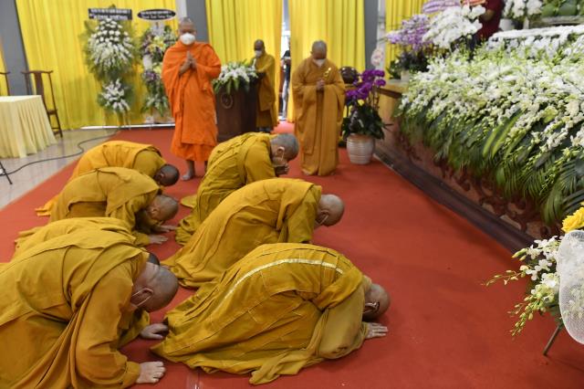 Chùm ảnh: Các phái đoàn đến dâng hương, đảnh lễ Giác linh đức Pháp chủ GHPGVN – Đại lão Hòa thượng Thích Phổ Tuệ tân viên tịch tại trụ sở văn phòng 2 Trung ương GHPGVN