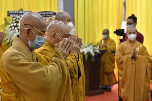 Chùm ảnh: Các phái đoàn đến dâng hương, đảnh lễ Giác linh đức Pháp chủ GHPGVN – Đại lão Hòa thượng Thích Phổ Tuệ tân viên tịch tại trụ sở văn phòng 2 Trung ương GHPGVN