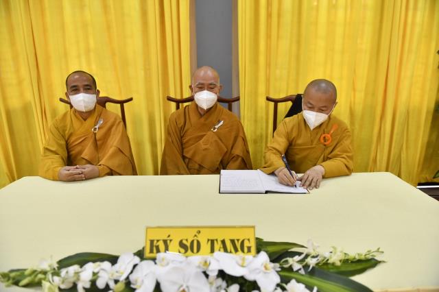 Chùm ảnh: Các phái đoàn đến dâng hương, đảnh lễ Giác linh đức Pháp chủ GHPGVN – Đại lão Hòa thượng Thích Phổ Tuệ tân viên tịch tại trụ sở văn phòng 2 Trung ương GHPGVN