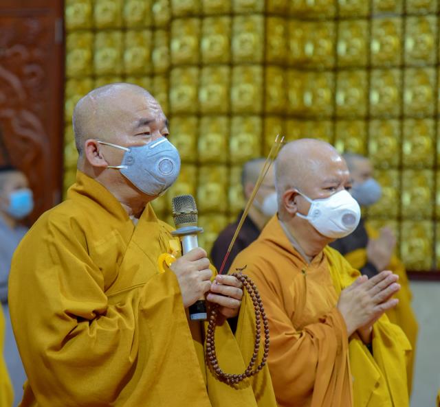 Hướng về Tổ đình Viên Minh, nơi kim quan đức Đệ tam Pháp chủ GHPGVN - Đại lão Hòa thượng Thích Phổ Tuệ chuẩn bị nhập Bảo tháp, Tăng đoàn chùa Giác Ngộ tụng kinh, niệm Phật, nhất tâm đảnh lễ