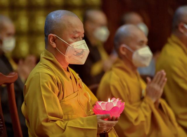 Tăng đoàn và Phật tử chùa Giác Ngộ tiếp tục tụng kinh, tưởng niệm đức Đệ tam Pháp chủ GHPGVN - Đại lão Hòa thượng Thích Phổ Tuệ