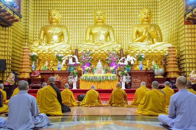 Hướng về Tổ đình Viên Minh, nơi kim quan đức Đệ tam Pháp chủ GHPGVN - Đại lão Hòa thượng Thích Phổ Tuệ chuẩn bị nhập Bảo tháp, Tăng đoàn chùa Giác Ngộ tụng kinh, niệm Phật, nhất tâm đảnh lễ