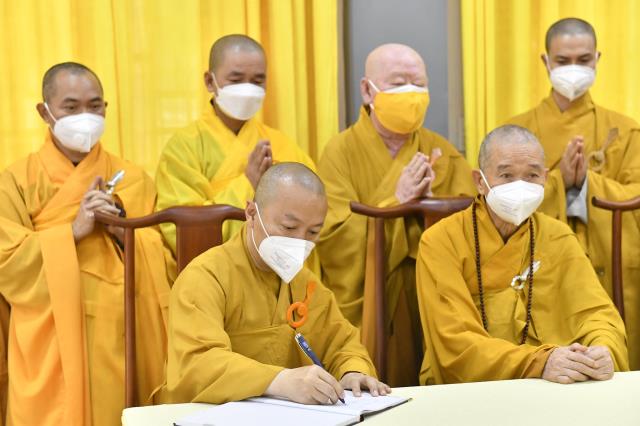 Chùm ảnh: Các phái đoàn đến dâng hương, đảnh lễ Giác linh đức Pháp chủ GHPGVN – Đại lão Hòa thượng Thích Phổ Tuệ tân viên tịch tại trụ sở văn phòng 2 Trung ương GHPGVN