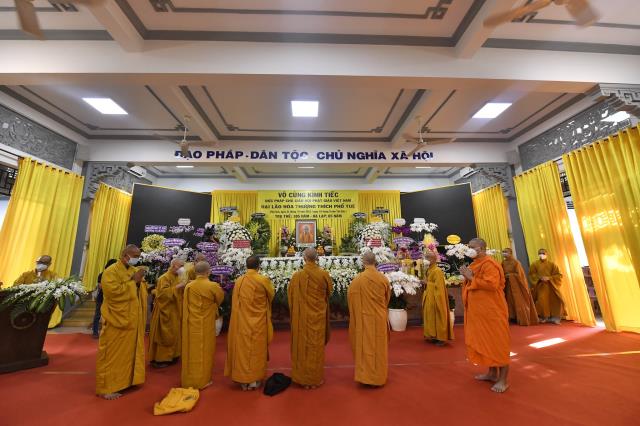 Chùm ảnh: Các phái đoàn đến dâng hương, đảnh lễ Giác linh đức Pháp chủ GHPGVN – Đại lão Hòa thượng Thích Phổ Tuệ tân viên tịch tại trụ sở văn phòng 2 Trung ương GHPGVN