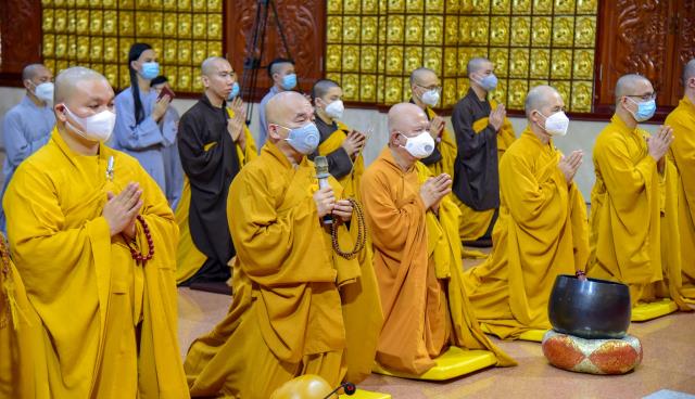 Hướng về Tổ đình Viên Minh, nơi kim quan đức Đệ tam Pháp chủ GHPGVN - Đại lão Hòa thượng Thích Phổ Tuệ chuẩn bị nhập Bảo tháp, Tăng đoàn chùa Giác Ngộ tụng kinh, niệm Phật, nhất tâm đảnh lễ