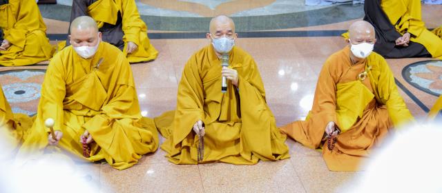Hướng về Tổ đình Viên Minh, nơi kim quan đức Đệ tam Pháp chủ GHPGVN - Đại lão Hòa thượng Thích Phổ Tuệ chuẩn bị nhập Bảo tháp, Tăng đoàn chùa Giác Ngộ tụng kinh, niệm Phật, nhất tâm đảnh lễ