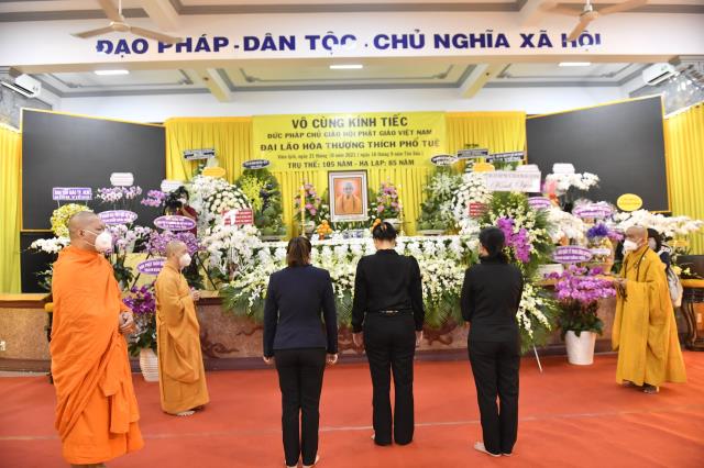 Chùm ảnh: Các phái đoàn đến dâng hương, đảnh lễ Giác linh đức Pháp chủ GHPGVN – Đại lão Hòa thượng Thích Phổ Tuệ tân viên tịch tại trụ sở văn phòng 2 Trung ương GHPGVN