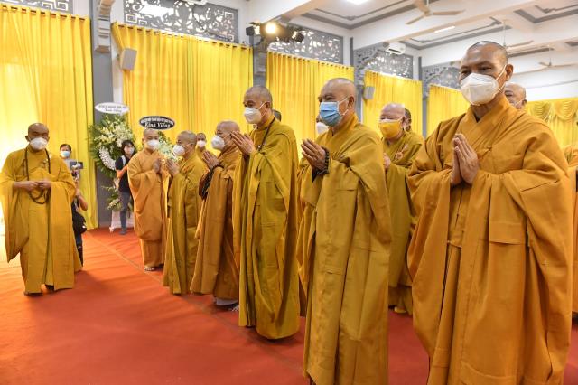 Chùm ảnh: Các phái đoàn đến dâng hương, đảnh lễ Giác linh đức Pháp chủ GHPGVN – Đại lão Hòa thượng Thích Phổ Tuệ tân viên tịch tại trụ sở văn phòng 2 Trung ương GHPGVN