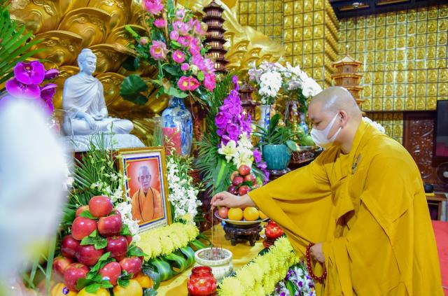Hướng về Tổ đình Viên Minh, nơi kim quan đức Đệ tam Pháp chủ GHPGVN - Đại lão Hòa thượng Thích Phổ Tuệ chuẩn bị nhập Bảo tháp, Tăng đoàn chùa Giác Ngộ tụng kinh, niệm Phật, nhất tâm đảnh lễ