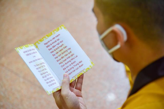 Hướng về Tổ đình Viên Minh, nơi kim quan đức Đệ tam Pháp chủ GHPGVN - Đại lão Hòa thượng Thích Phổ Tuệ chuẩn bị nhập Bảo tháp, Tăng đoàn chùa Giác Ngộ tụng kinh, niệm Phật, nhất tâm đảnh lễ