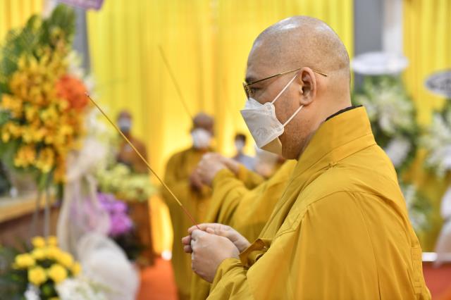 Chùm ảnh: Các phái đoàn đến dâng hương, đảnh lễ Giác linh đức Pháp chủ GHPGVN – Đại lão Hòa thượng Thích Phổ Tuệ tân viên tịch tại trụ sở văn phòng 2 Trung ương GHPGVN