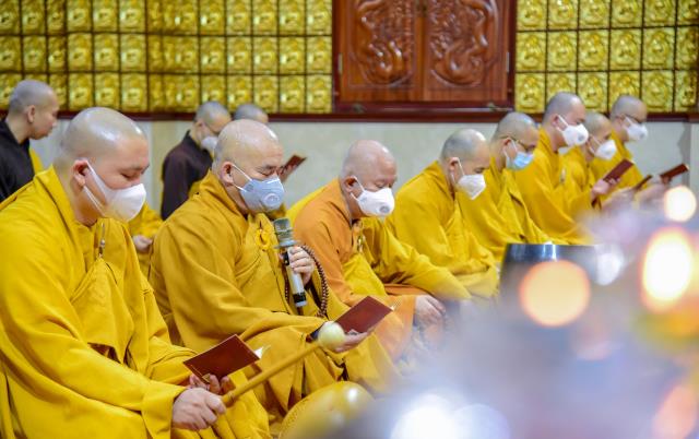 Hướng về Tổ đình Viên Minh, nơi kim quan đức Đệ tam Pháp chủ GHPGVN - Đại lão Hòa thượng Thích Phổ Tuệ chuẩn bị nhập Bảo tháp, Tăng đoàn chùa Giác Ngộ tụng kinh, niệm Phật, nhất tâm đảnh lễ