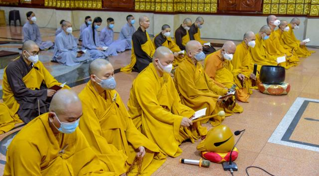 Hướng về Tổ đình Viên Minh, nơi kim quan đức Đệ tam Pháp chủ GHPGVN - Đại lão Hòa thượng Thích Phổ Tuệ chuẩn bị nhập Bảo tháp, Tăng đoàn chùa Giác Ngộ tụng kinh, niệm Phật, nhất tâm đảnh lễ