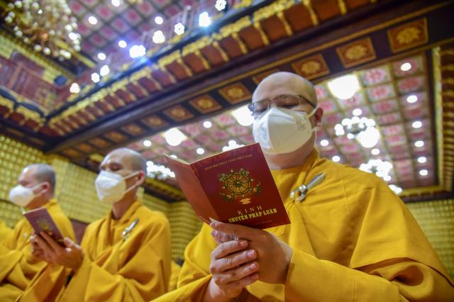 Hướng về Tổ đình Viên Minh, nơi kim quan đức Đệ tam Pháp chủ GHPGVN - Đại lão Hòa thượng Thích Phổ Tuệ chuẩn bị nhập Bảo tháp, Tăng đoàn chùa Giác Ngộ tụng kinh, niệm Phật, nhất tâm đảnh lễ