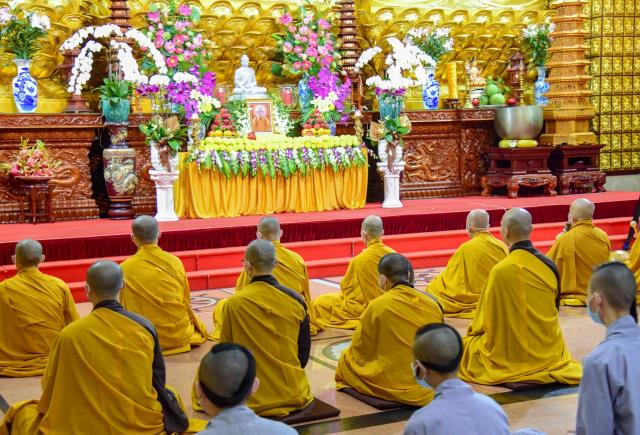 Hướng về Tổ đình Viên Minh, nơi kim quan đức Đệ tam Pháp chủ GHPGVN - Đại lão Hòa thượng Thích Phổ Tuệ chuẩn bị nhập Bảo tháp, Tăng đoàn chùa Giác Ngộ tụng kinh, niệm Phật, nhất tâm đảnh lễ