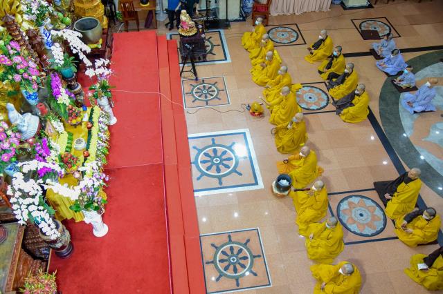 Hướng về Tổ đình Viên Minh, nơi kim quan đức Đệ tam Pháp chủ GHPGVN - Đại lão Hòa thượng Thích Phổ Tuệ chuẩn bị nhập Bảo tháp, Tăng đoàn chùa Giác Ngộ tụng kinh, niệm Phật, nhất tâm đảnh lễ