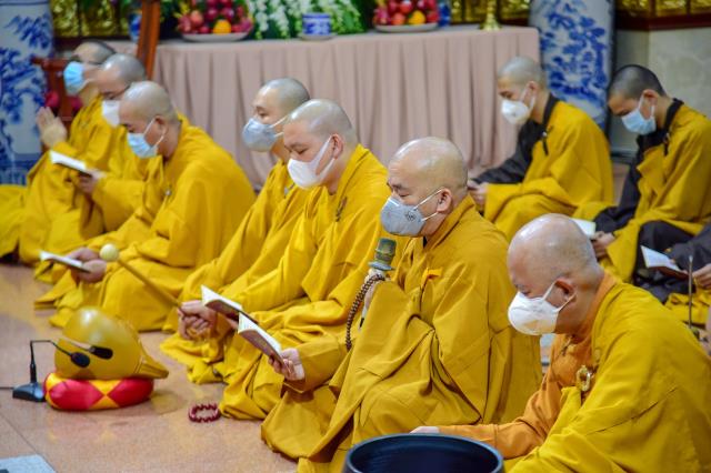 Hướng về Tổ đình Viên Minh, nơi kim quan đức Đệ tam Pháp chủ GHPGVN - Đại lão Hòa thượng Thích Phổ Tuệ chuẩn bị nhập Bảo tháp, Tăng đoàn chùa Giác Ngộ tụng kinh, niệm Phật, nhất tâm đảnh lễ