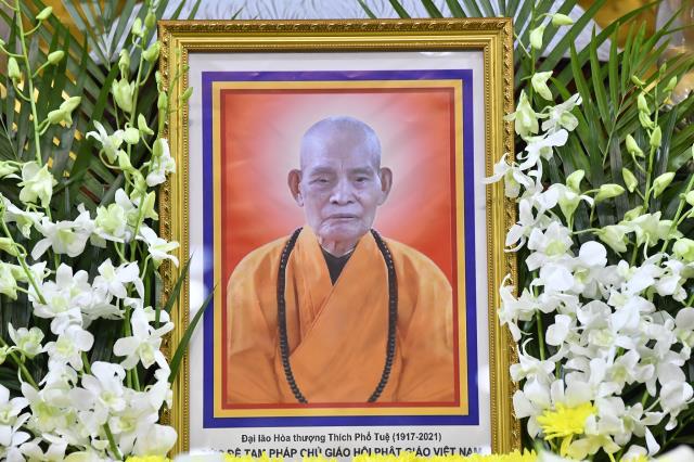 Hướng về Tổ đình Viên Minh, nơi kim quan đức Đệ tam Pháp chủ GHPGVN - Đại lão Hòa thượng Thích Phổ Tuệ chuẩn bị nhập Bảo tháp, Tăng đoàn chùa Giác Ngộ tụng kinh, niệm Phật, nhất tâm đảnh lễ