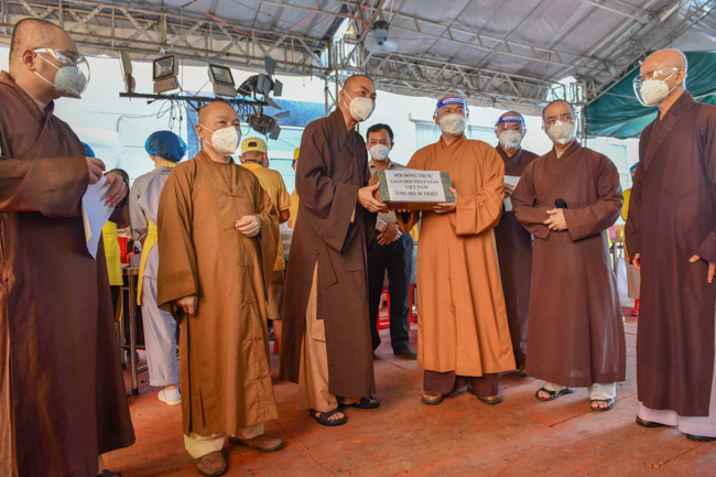 TP.HCM: Trung ương Giáo hội đến thăm các bếp ăn thiện nguyện hỗ trợ tuyến đầu chống dịch, nơi tặng thuốc, oxy miễn phí cho F0