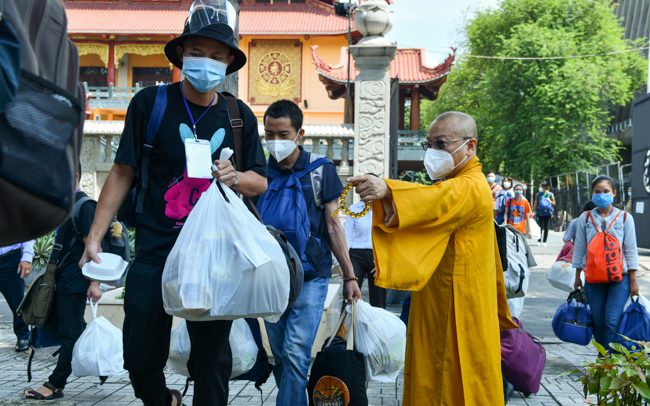 23 tình nguyện viên Phật giáo đến phục vụ tại Bệnh viện Dã chiến thu dung và điều trị COVID-19 số 10