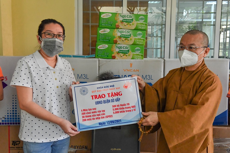 Chùa Giác Ngộ trao yêu thương, tiếp vật phẩm đến UBND Quận Gò Vấp